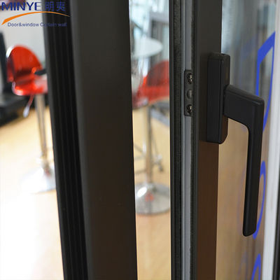 Schiebetüren aus Glas und Aluminium