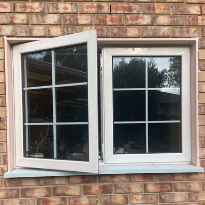 Verhärtetes Glas Upvc/Pvc-Rutschenfenster mit dekorativen Grills und winddichten Funktionen