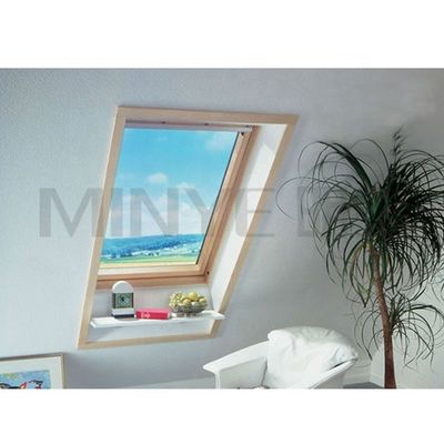 Vertikal geöffnetes Fenster aus Aluminium mit schönem und großzügigem Design