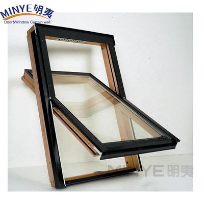 Vertikal geöffnetes Fenster aus Aluminium mit schönem und großzügigem Design