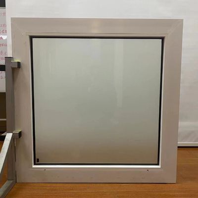 Schalldichtes, modernes, einfaches, festes Fenster mit orkansicheren Rahmen und gehärtetem Glas