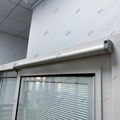 Schiebetür mit automatischem Schließen und eingebauten Glasjulen