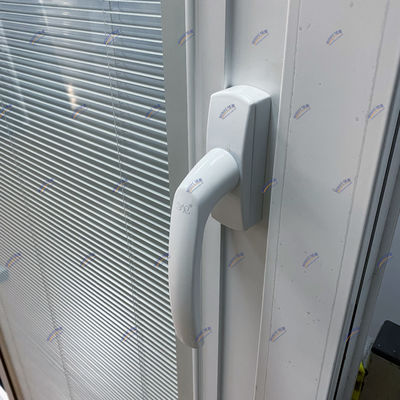 Villa Schiebetür mit eingebauten Glasblenden Wasserdichte Aluminiumlegierung Glasfasernetz