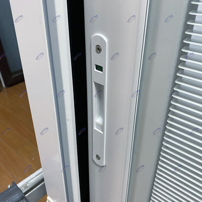 Villa Schiebetür mit eingebauten Glasblenden Wasserdichte Aluminiumlegierung Glasfasernetz