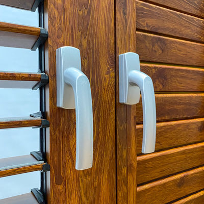 Individuell angepasste Horizontale Öffnung Aluminium-Gehäuse-Riegelfenster mit Holzkorn-Ausführung