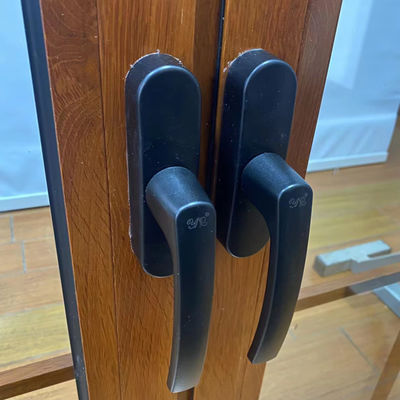 Vertikales Fenster aus Aluminium mit französischem Fassaden Die perfekte Kombination aus Stil und Funktion