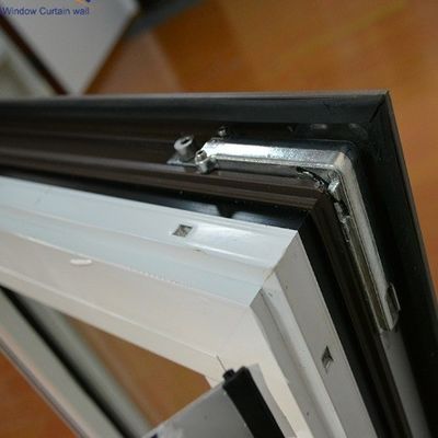 Klappfenster für eine verbesserte Belüftung und natürliche Beleuchtung
