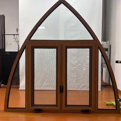 Ein gut versiegeltes Fenster im europäischen Stil mit Wärmedämmung und individueller Größe