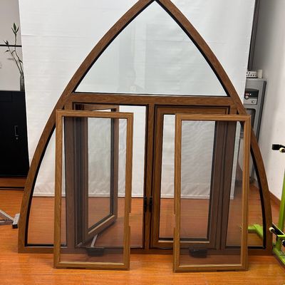 Ein gut versiegeltes Fenster im europäischen Stil mit Wärmedämmung und individueller Größe