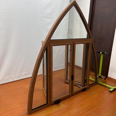 Ein gut versiegeltes Fenster im europäischen Stil mit Wärmedämmung und individueller Größe