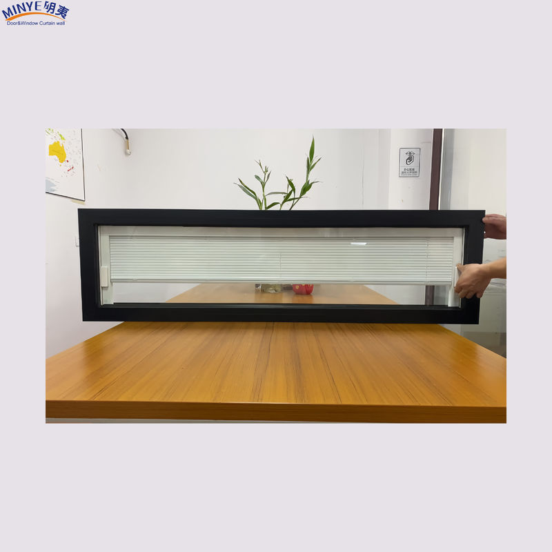 Winddichte Glasfaser-Bildschirmnetze eingebaute horizontale Öffnungsblinde Aluminiumlegierung Festfenster für gewerbliche Zwecke