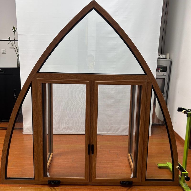 Ein gut versiegeltes Fenster im europäischen Stil mit Wärmedämmung und individueller Größe
